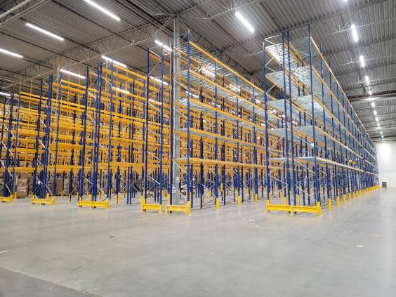 gula och blå pallställage i ett lager